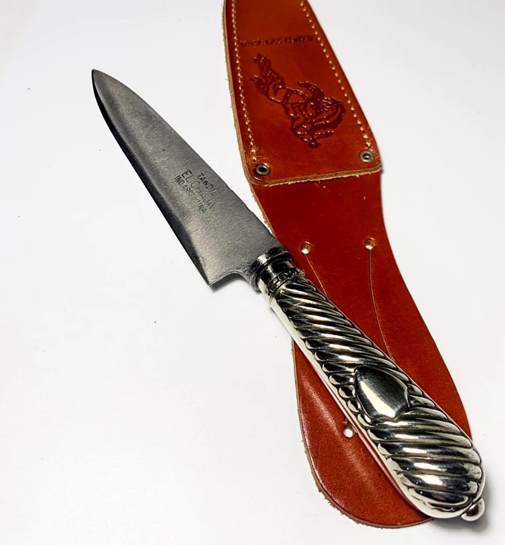 Cuchillo con cabo galloneado y vaina de cuero