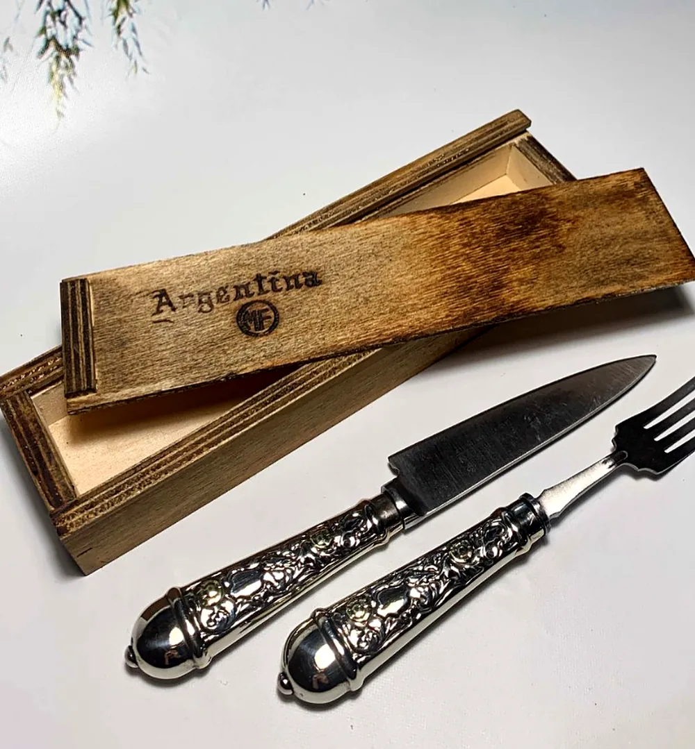 Cuchillo y tenedor de alpaca en caja de madera