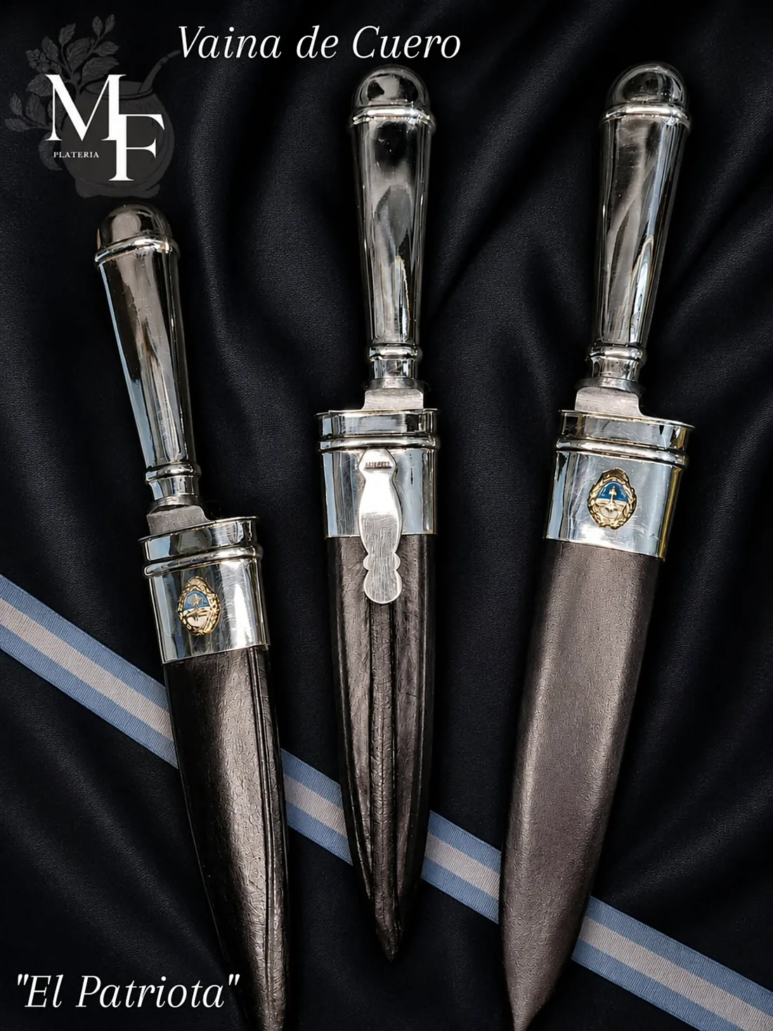 Cuchillos con vaina de cuero y escudo nacional
